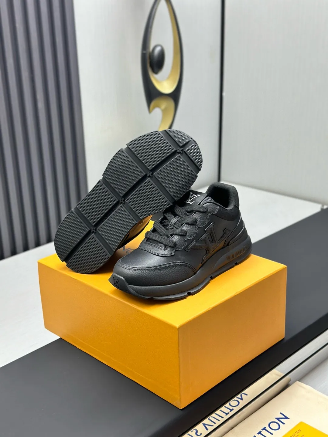 Factory price: 640💰Top version LV-Louis Vuitton-classic catwalk new style original 1:1 developed replica! ! The upper foot is very comfortable. It is made of luxurious materials and fine workmanship. The midsole is printed with English letters "Made in Europe". The upper is made of calfskin imported from Italy. The side is decorated with the brand's LOGO and signature. The latest latex foot pads and mesh lining make the foot feel super comfortable. The original two-color TPU combination outsole is specially provided by the original factory. Bag technology Goodyear stitched edges Fabric: Exclusive custom first-layer cowhide Accessories: Exclusive private model Vuitton logo, lining: Customized silk mesh lining - first-layer silk cowhide lining Outsole: TPU combination outsole wear-resistant, non-slip and anti-yellowing Foot pads: new latex pads-mesh sweat-absorbent Counter technology: fully computerized sewing machine wire drawing Toe box back cover Hot and cold shaping Full set of pull-top last with medium and low logo pattern Counter packaging - Shoelaces, certificates, cards, instructions, certificates, dust bags, the most complete packaging on the Internet, men's size: 38-46 (38/46 customized, non-refundable!)